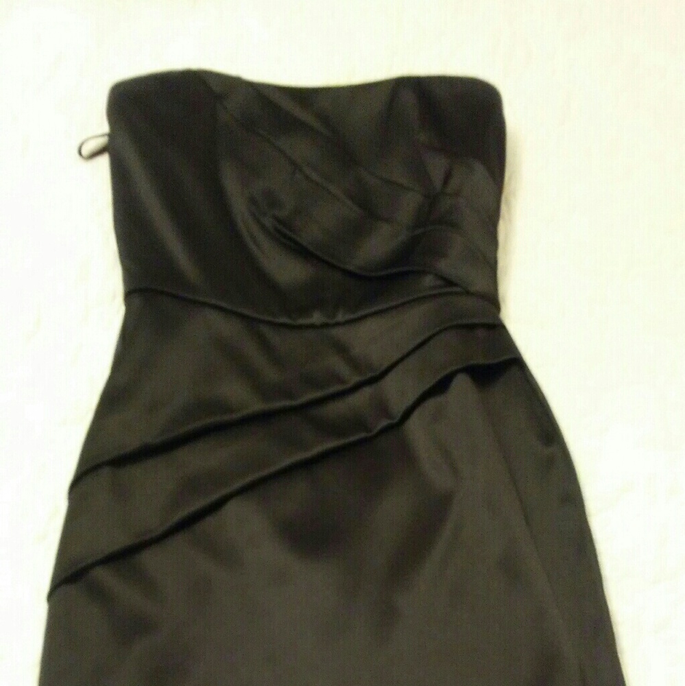 BEAUTIFUL WHITE HOUSE BLACK MARKET STRAPLESS DRESS